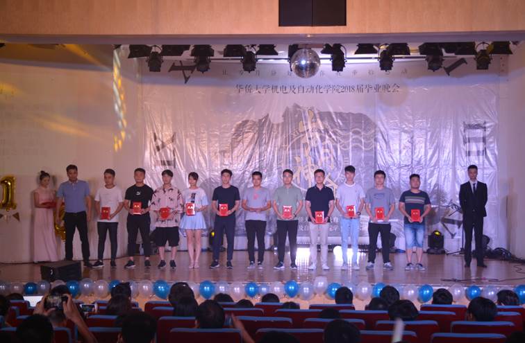 说明: C:\Users\Administrator\Desktop\​伟德国际唯一官网举办“岁月神偷”2018届毕业晚会\党委书记谢俊荣老师为员工联络员颁发聘书.jpg